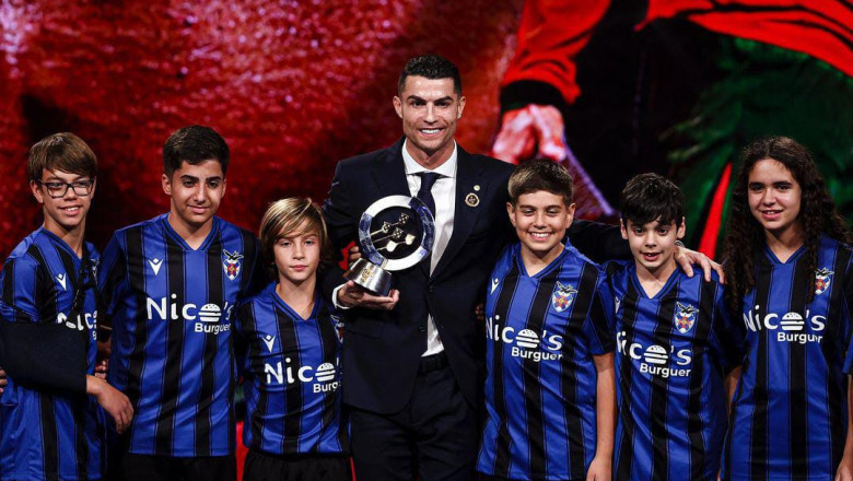 Cristiano Ronaldo Terima Penghargaan Trofi Platinum Quinas di Gala Quinas de Ouro