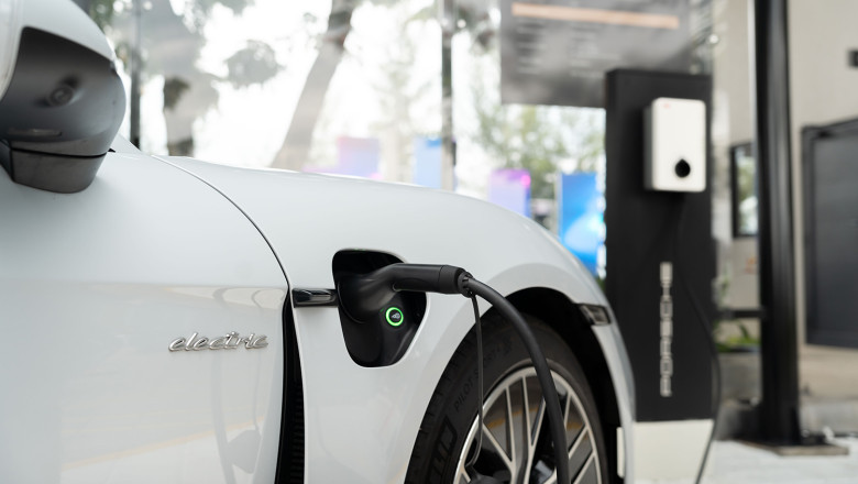 Porsche Indonesia Perluas Jaringan Pengisian Daya di Semarang